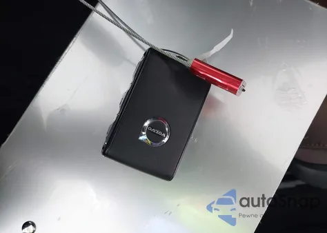 2023 Volvo Xc60 B5 Plus Dark Theme z USA, uszkodzony, nr VIN YV4L12RLXP1351485